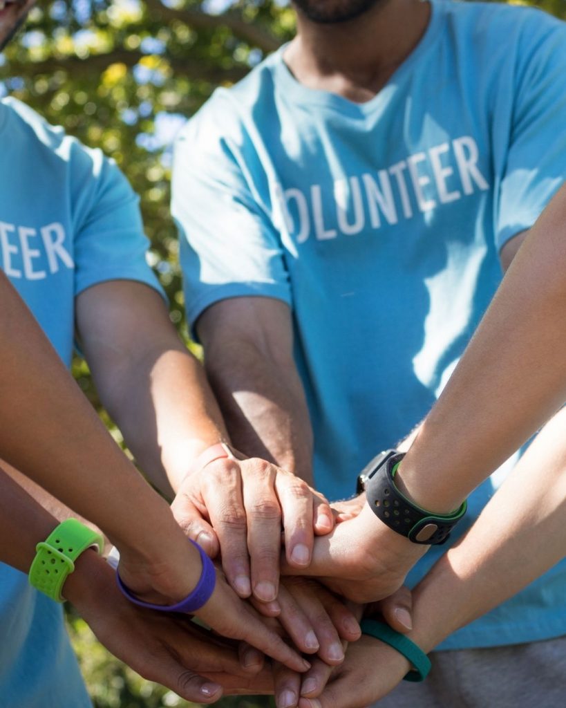 Volunteers working together 